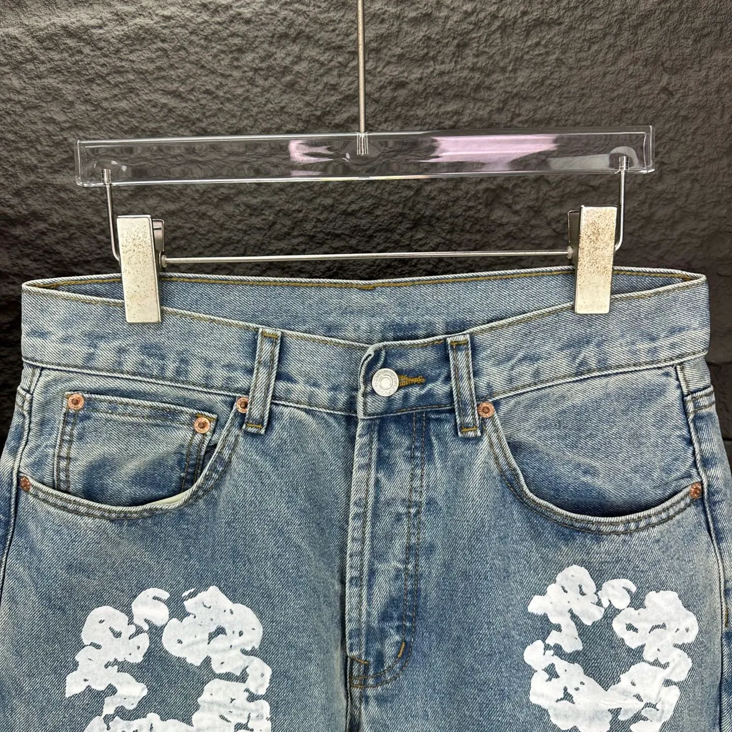 P230 Denim Tears 2025 new limited edition gem-inlaid kapok couples' washed jeans 🔥High version🔥High version🔥Top ceiling quality Styles with different washed textures are very friendly to people with thin legs and thick legs. The straight version is very flattering to the leg shape. Moderate length that never goes out of style, easy to match with casually, basic styling for various styles, a must-have in the wardrobe! The fabric is stiff but also makes the upper body soft without losing texture. The washing process is even more perfect. It is a must-have item for everyone! ! ! Washed wheat, hang tag, pants label, complete with three labels Color: black, blue, gray Size: 28, 30, 32, 34, 36 (five sizes)